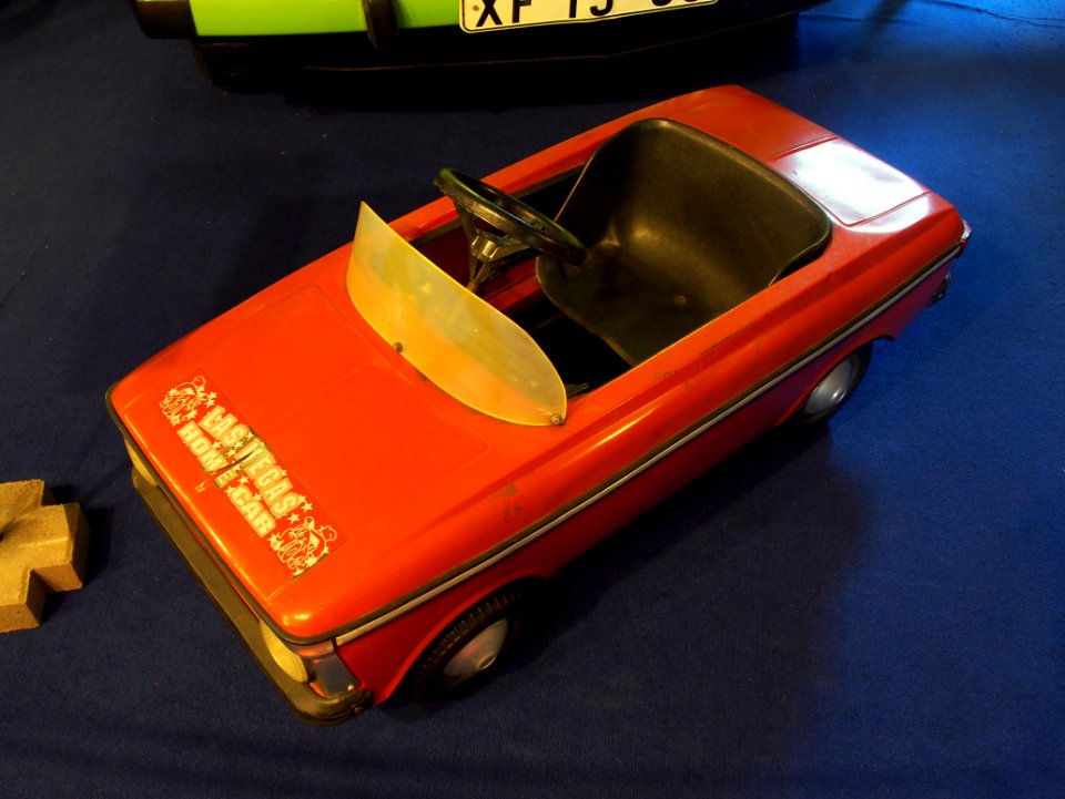 Old pedal car, pic1