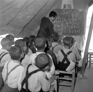 Onderwijs in het vluchtelingen kamp Hussein nabij Amman, Bestanddeelnr 255-5759