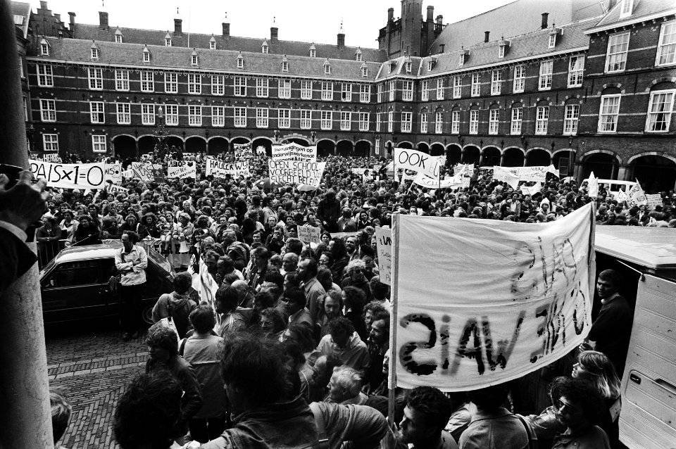 Onderwijzers protesteren op Binnenhof Kamervoorzitter Dolman (links) en Kamerli, Bestanddeelnr 930-8870
