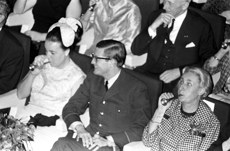 Ondertrouw prinses Margriet en Pieter van Vollenhoven prinses Margriet blaast op, Bestanddeelnr 919-8680