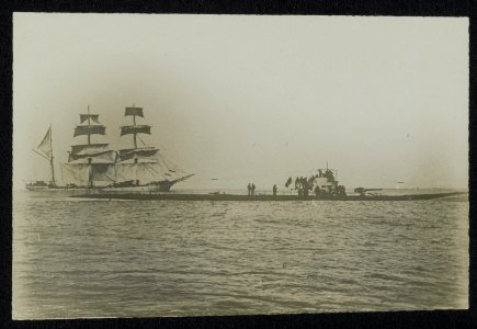 Onderzeeër ontmoet zeilschip., Bestanddeelnr 158-0291
