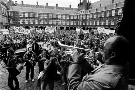Onderwijzers protesteren op Binnenhof man met trompet blaast last post voor, Bestanddeelnr 930-8868