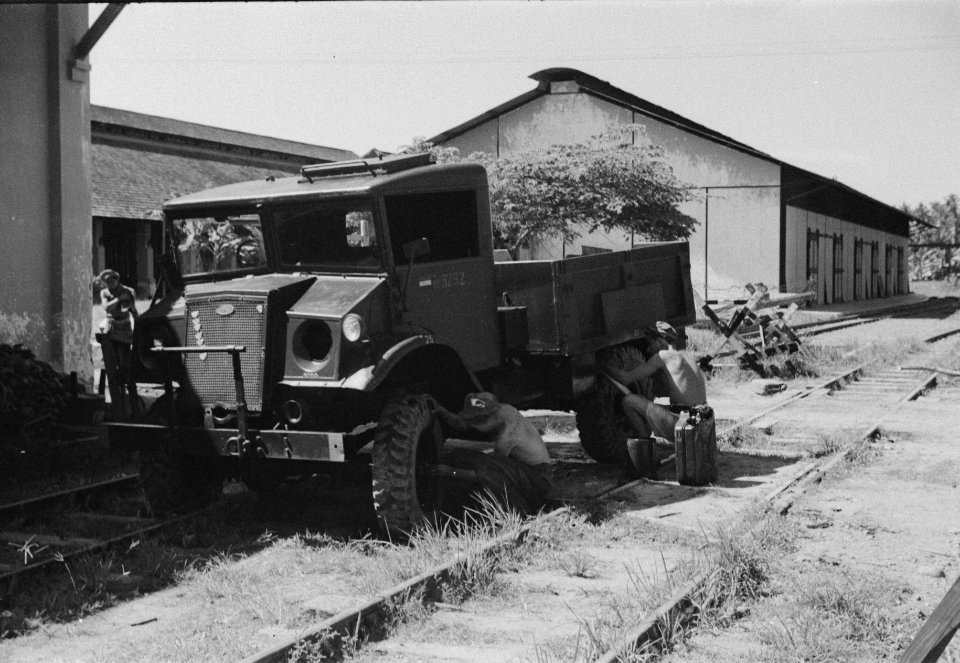 Onderhoud aan een legertruck op een spoorwegemplacement, Bestanddeelnr 198-3-1