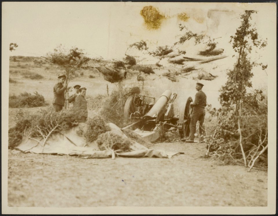 One of the new 6 inch howitzers firing, Bestanddeelnr 158-2198