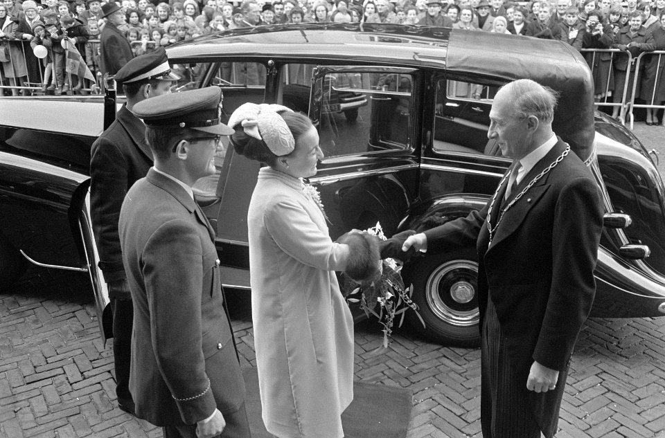 Ondertrouw prinses Margriet en Pieter van Vollenhoven Burgemeester verwelkomt jo, Bestanddeelnr 919-8737