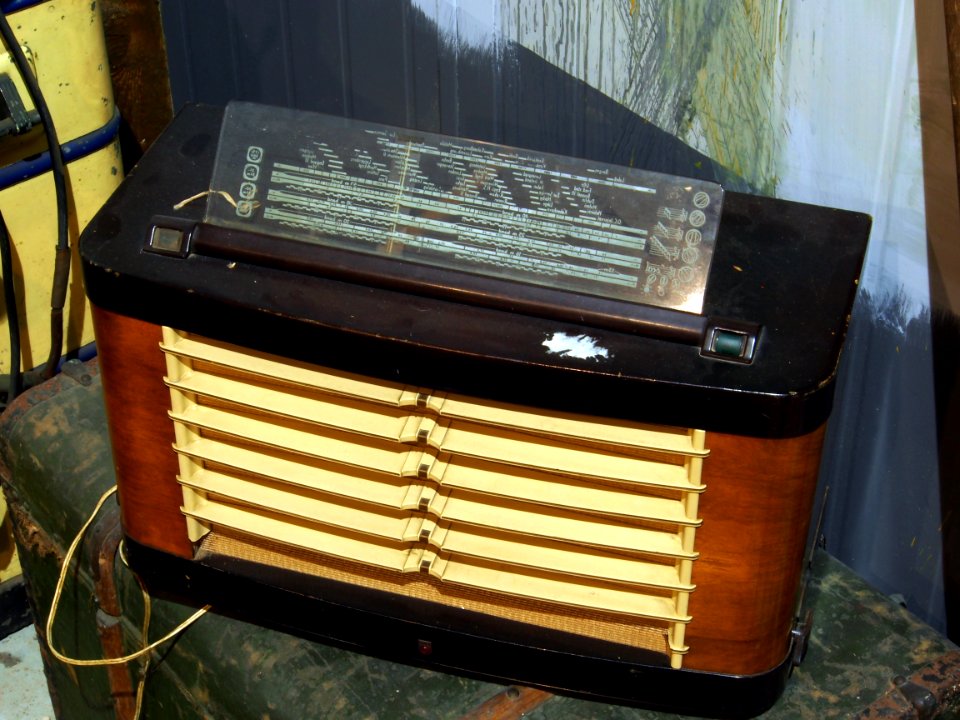 Old Philips radio at the Den Hartog Ford museum pic1