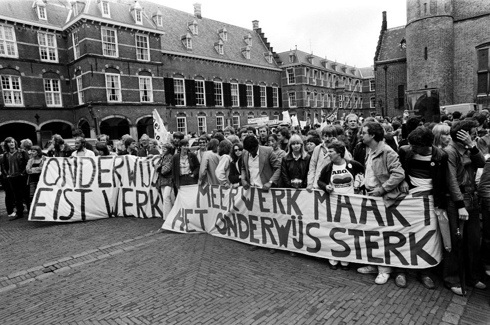 Onderwijzers protesteren op Binnenhof Kamervoorzitter Dolman (links) en Kamerli, Bestanddeelnr 930-8871