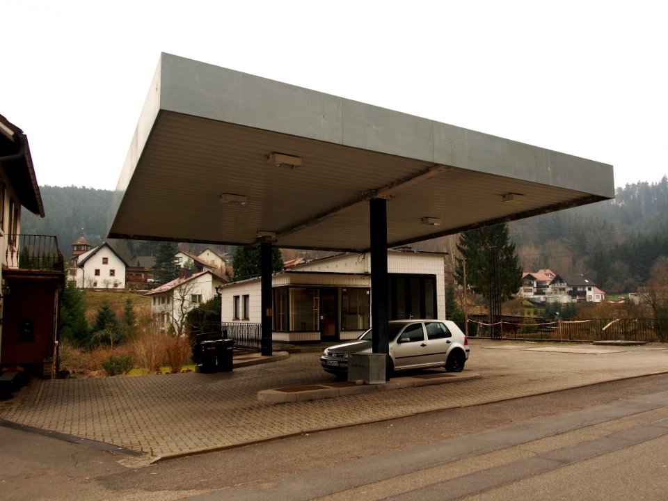Old Petrol station at Elmstein pic2