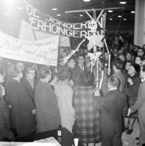 Onderwijzers demonstreren voor hogere salarissen in Julianahal te Utrecht, overz, Bestanddeelnr 915-9196