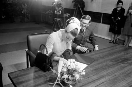 Ondertrouw prinses Margriet en Pieter van Vollenhoven prinses Margriet tekent de, Bestanddeelnr 919-8665