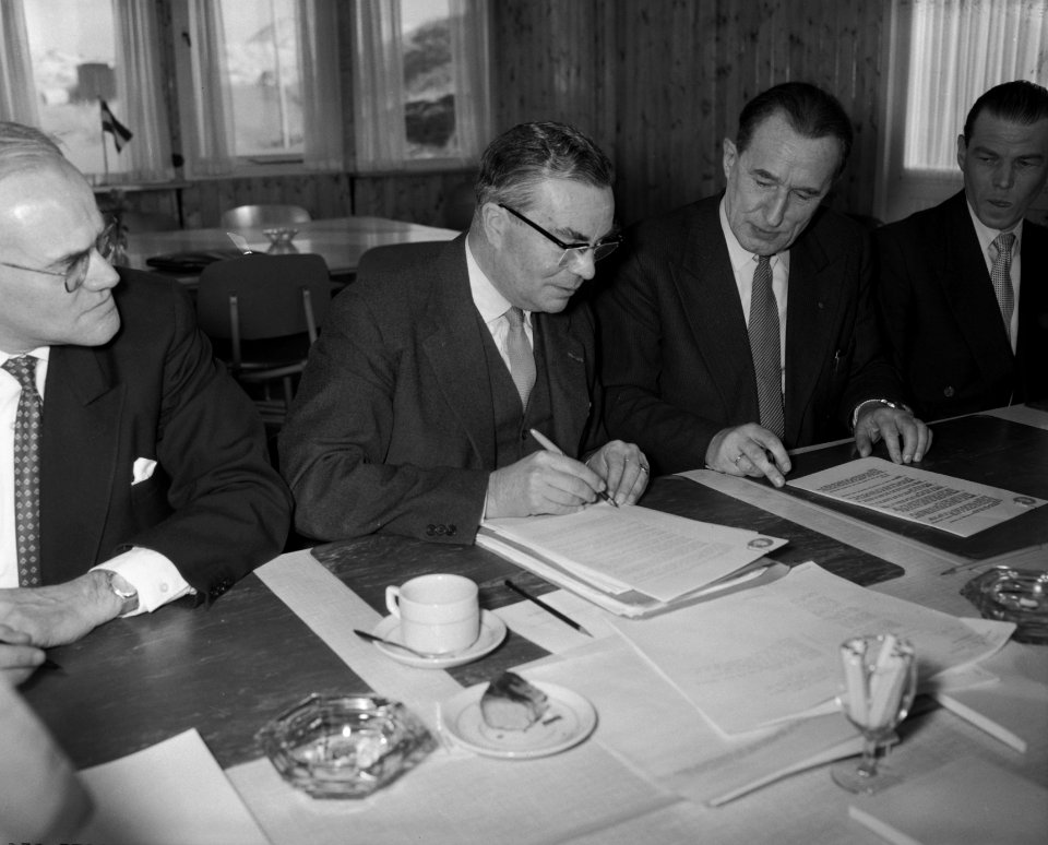 Ondertekening van een overeenkomst te Petten tussen Reactor Centr Ned en het N, Bestanddeelnr 910-1238