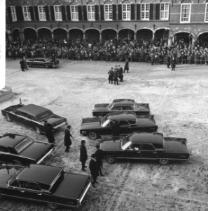 Ondertrouw prinses Beatrix en Claus, overzicht Binnenhof, Bestanddeelnr 918-7927