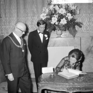 Ondertrouw prinses Beatrix en Claus, prinses Beatrix tekent gastenboek, Bestanddeelnr 918-8018