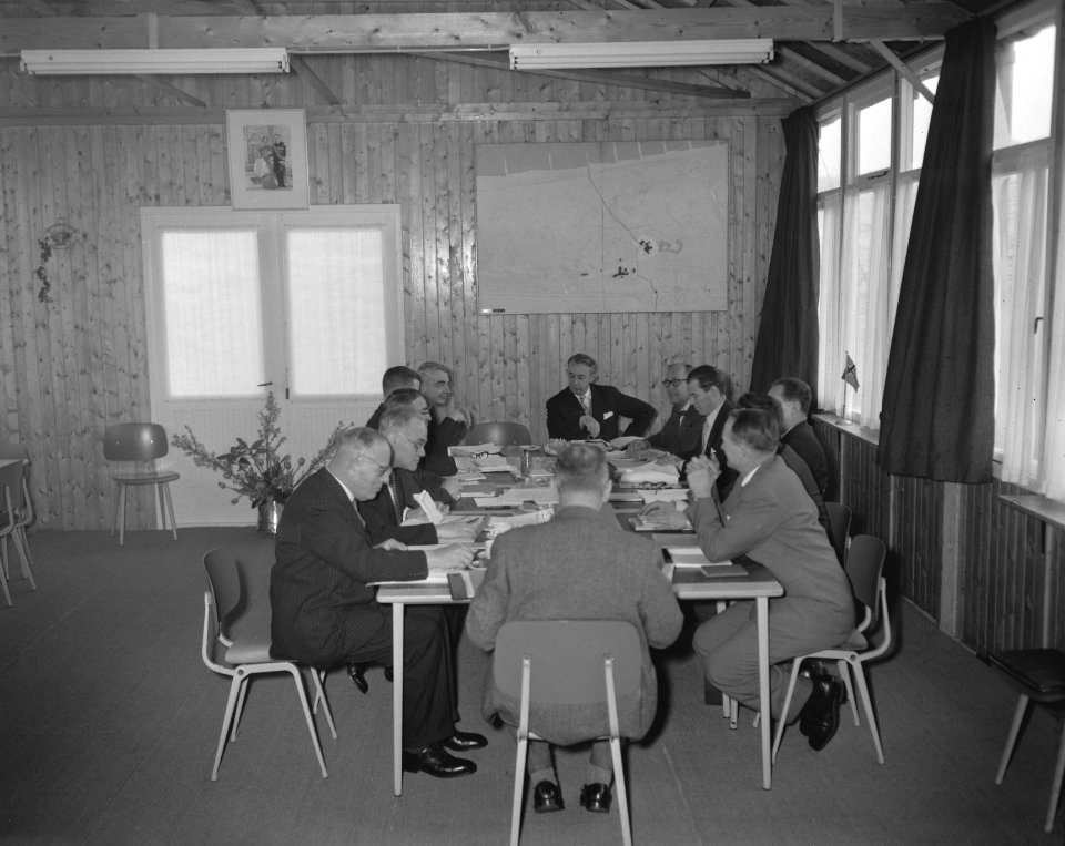 Ondertekening van een overeenkomst te Petten tussen Reactor Centr Ned en het N, Bestanddeelnr 910-1237
