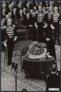 Ondertekening van het Statuut van het Koninkrijk door koningin Juliana in de Rid, Bestanddeelnr 014-1345