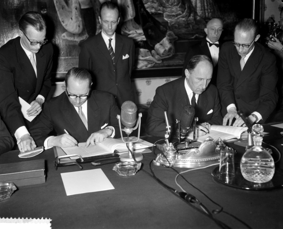 Ondertekening van het Nederlands Duitsverdrag door Minister Luns en Minister Von, Bestanddeelnr 911-1572