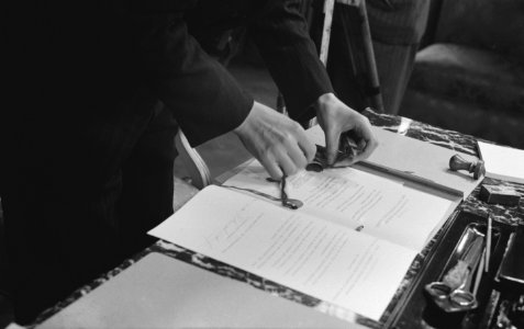 Ondertekening van een overeenkomst tussen Nederland en de Sovjet-Unie op de Russ, Bestanddeelnr 935-1826