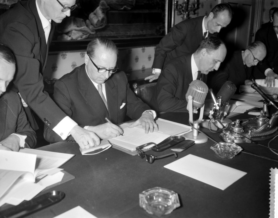 Ondertekening van het Nederlands Duitsverdrag door Minister Luns en Minister Von, Bestanddeelnr 911-1574