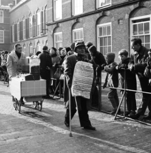 Ondertrouw prinses Beatrix en Claus, man met speldjes, Bestanddeelnr 918-7931