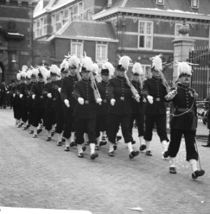 Ondertrouw prinses Beatrix en Claus, marcherende militairen, Bestanddeelnr 918-7928