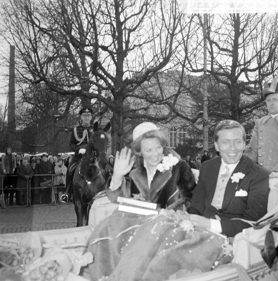 Ondertrouw prinses Beatrix en Claus, tijdens rijtoer, Bestanddeelnr 918-7894