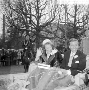 Ondertrouw prinses Beatrix en Claus, tijdens rijtoer, Bestanddeelnr 918-7894