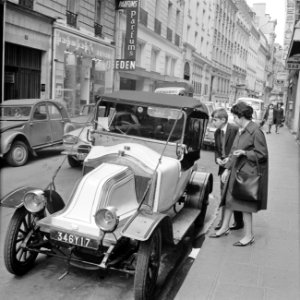 Oldtimer trekt de belangstelling van voorbijgangers, Bestanddeelnr 254-0378