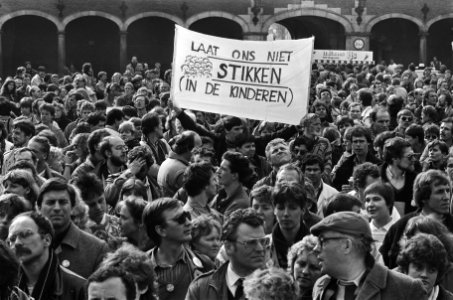 Onderwijzers demonstreren op Binnenhof tegen voorgestelde formatieregeling basis, Bestanddeelnr 933-5996