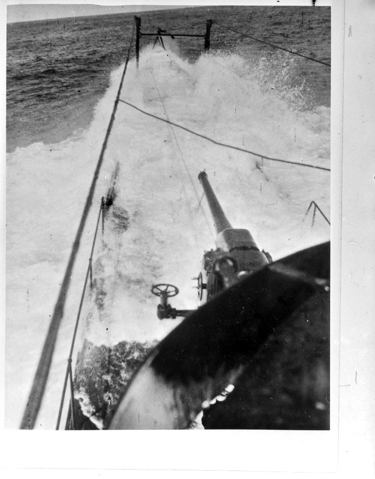 Onderzeeboot Hr. Ms. O21. securing the hatch in the middle of the Indian Oce, Bestanddeelnr 935-0321