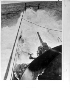 Onderzeeboot Hr. Ms. O21. securing the hatch in the middle of the Indian Oce, Bestanddeelnr 935-0321