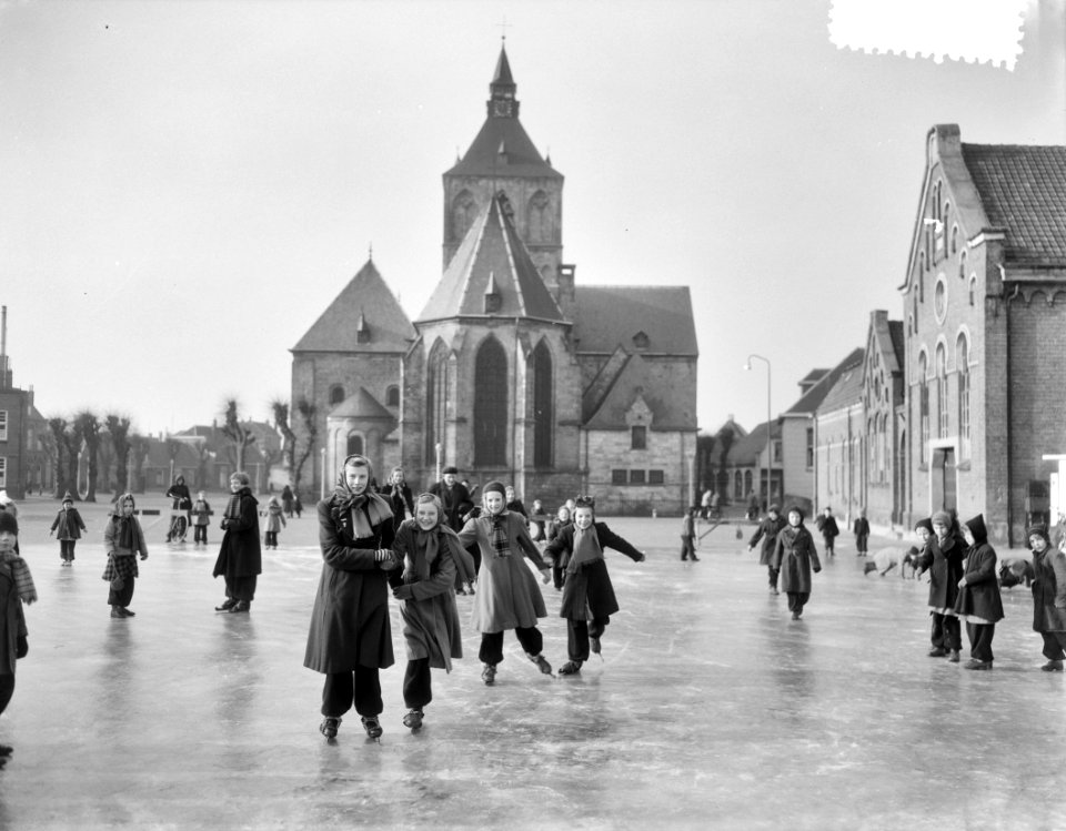 Oldenzaal schaatst op ondergelopen Ganzenmarkt, Bestanddeelnr 906-2699