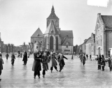 Oldenzaal schaatst op ondergelopen Ganzenmarkt, Bestanddeelnr 906-2699