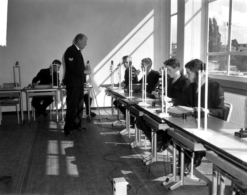 Onderwijsvernieuwingen bij KM te Amsterdam, interieurs, Bestanddeelnr 917-7937