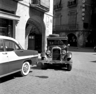 Oldtimer met passagiers op een pleintje, Bestanddeelnr 254-0743