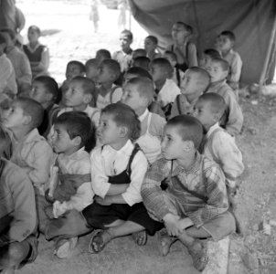 Onderwijs in het vluchtelingen kamp Hussein nabij Amman, Bestanddeelnr 255-5760