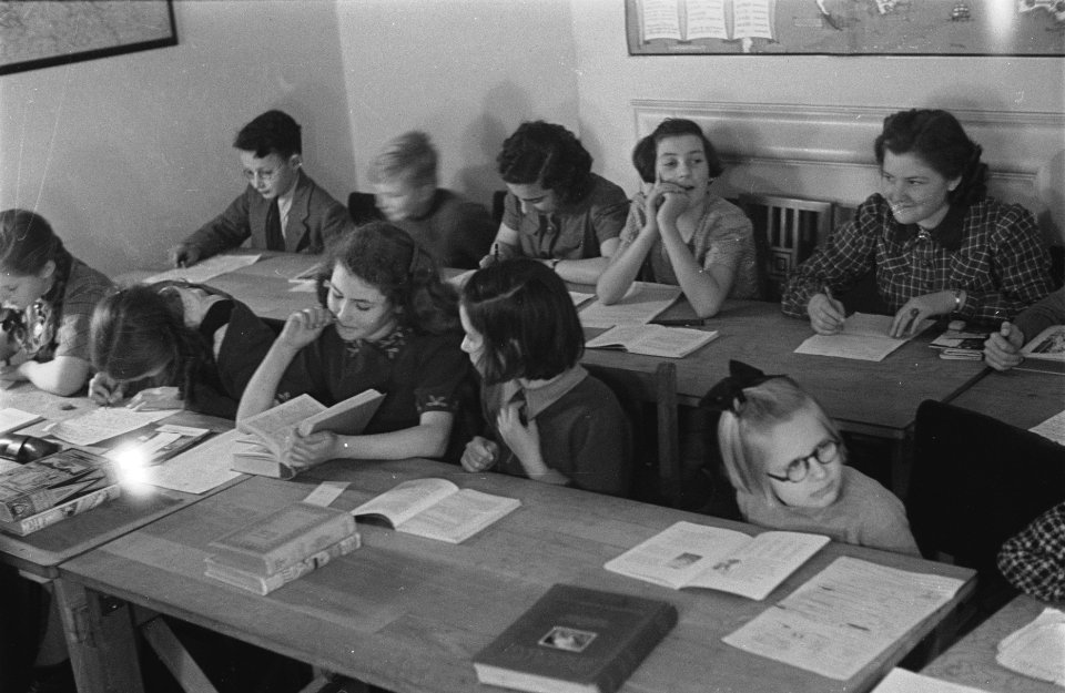 Onderwijs aan Nederlandse kinderen in Engeland. Een klaslokaal in Arlington Hous, Bestanddeelnr 935-2006