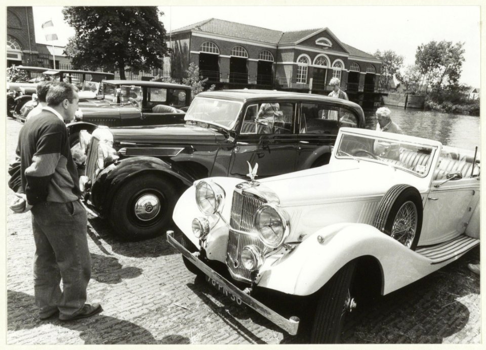 Old-timers voor het stoomgemaal t.g.v. het 40-jarig bjubileum van de stichting MOVEO ( Meer Ontspanning voor Ernstige Oorlogsgewonden). NL-HlmNHA 54031467