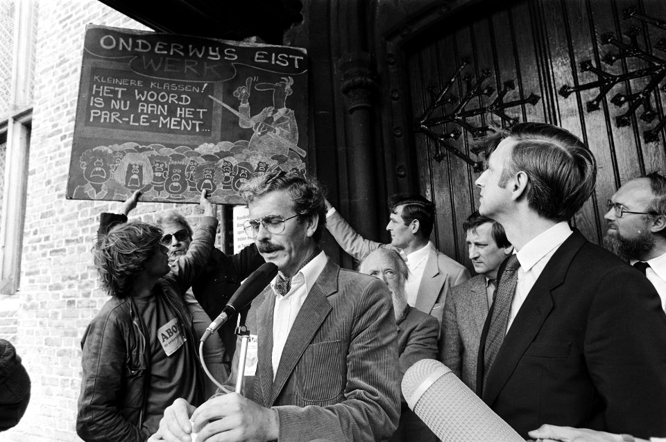 Onderwijzers protesteren op Binnenhof Kamervoorzitter Dolman (links) en Kamerli, Bestanddeelnr 930-8873