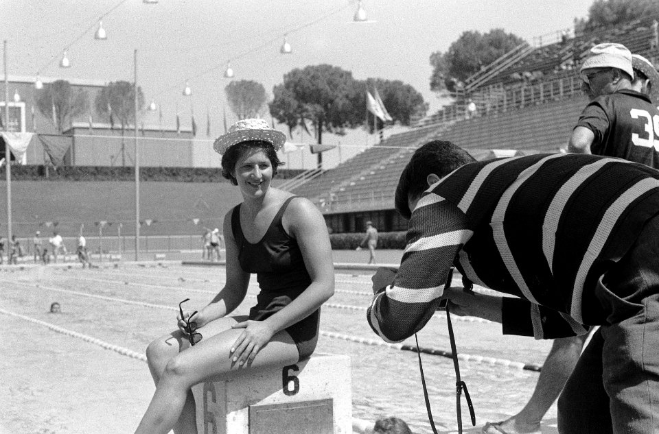 Olympische Spelen te Rome Dawn Fraser poseert voor fotograaf, Bestanddeelnr 911-5394