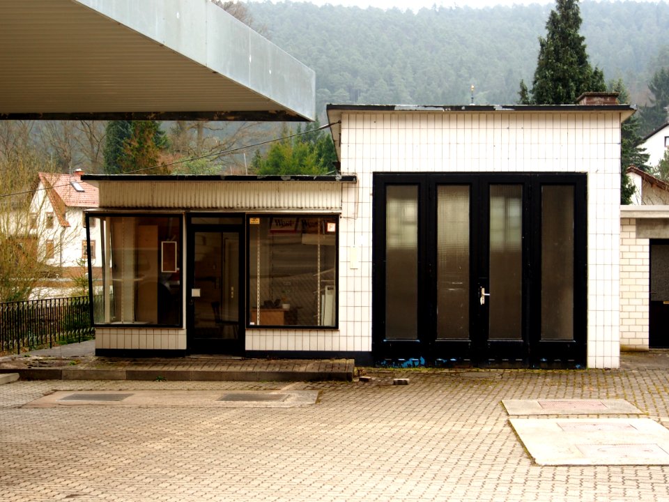 Old Petrol station at Elmstein pic3