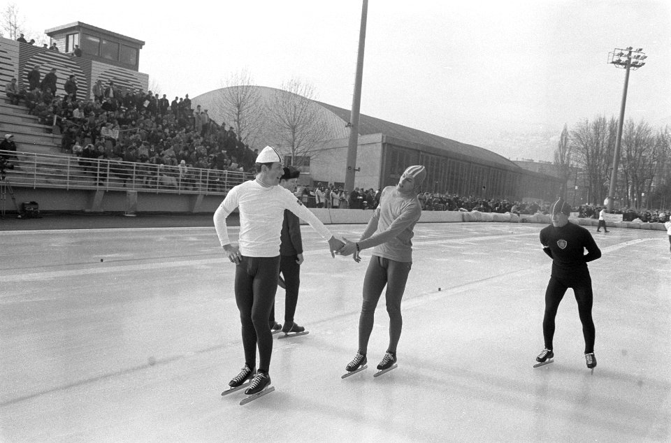 Olympische Winterspelen te Grenoble. Ard Schenk feliciteert Magne Thomassen (Noo, Bestanddeelnr 921-0829