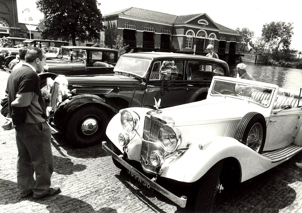 Old-timers voor het stoomgemaal in Halfweg. NB. 40-jarig jubileum van de Stichting MOVEO (meer ontspanning voor ernstige oorlogsgewonden). Aangekocht van United Photos de Boer bv. - Negatiefnummer 325