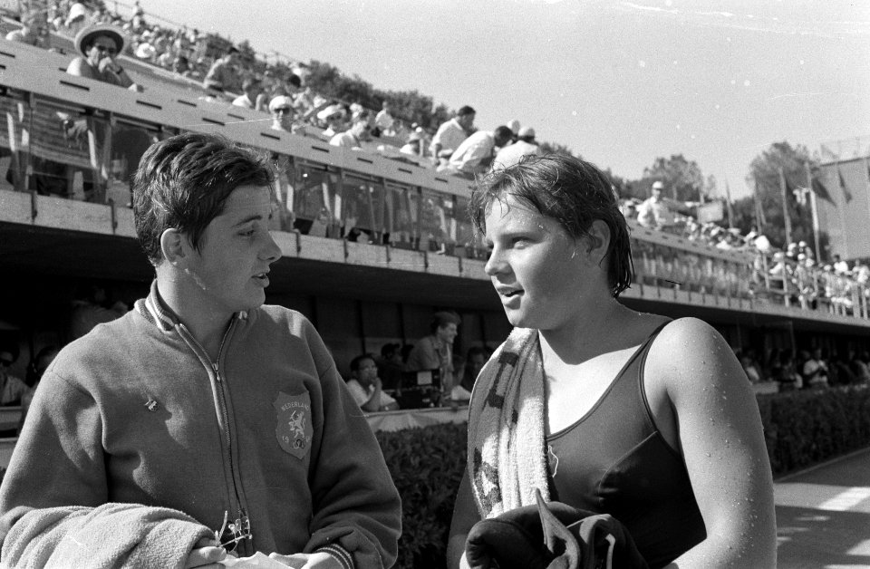 Olympische Spelen te Rome, zwemster Erica Terpstra (l) in gesprek met Ilse Konra, Bestanddeelnr 911-5423