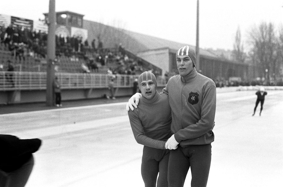 Olympische Winterspelen te Grenoble. Kees Verkerk (links), winnaar van de gouden, Bestanddeelnr 921-0848