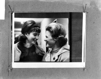 Olympische Winterspelen 1964, Sjoukje Dijkstra (rechts) en Regina Heitzer na de , Bestanddeelnr 916-0090
