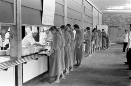 Olympische Spelen te Rome Eten halen door de zwemploeg in het restaurant, Bestanddeelnr 911-5219