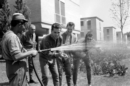 Olympische Spelen te Rome Boksers laten zich door Italiaanse tuinman met sproei, Bestanddeelnr 911-5399