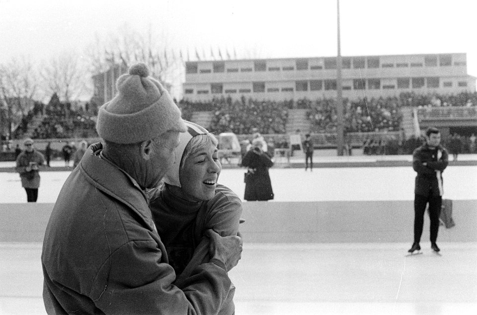 Olympische Winterspelen te Grenoble. Coach Piet Zwanenburg (links) vangt de uitg, Bestanddeelnr 921-0789