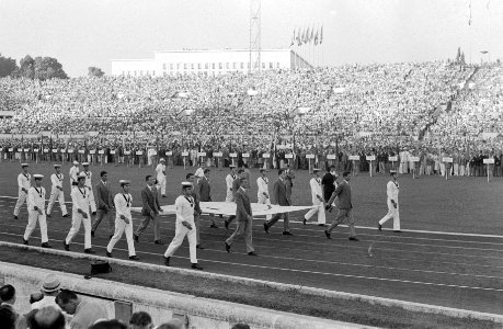 Olympische Spelen te Rome OpeningBinnen brengen van de Olympische vlag, Bestanddeelnr 911-5411 photo