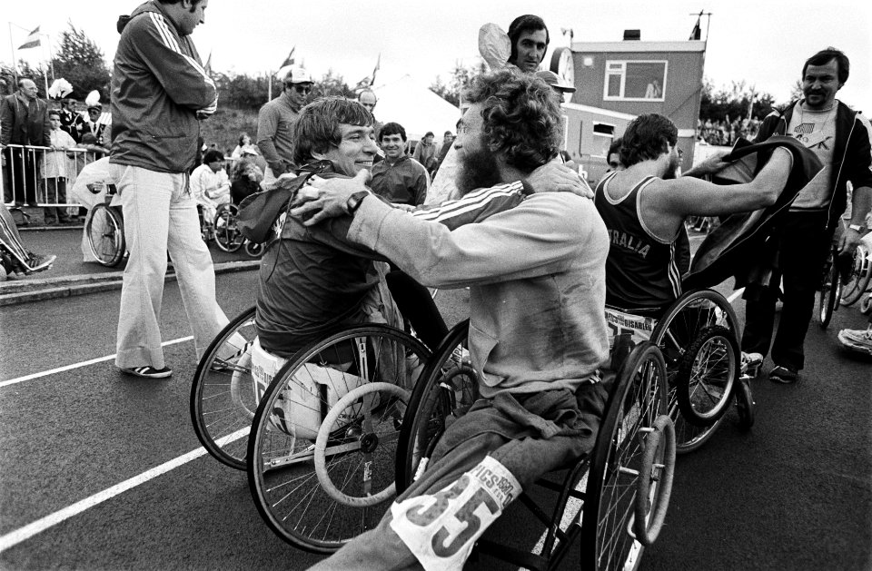 Olympische Spelen voor gehandicapten Canadees Fitzgerald wordt gefeliciteerd na, Bestanddeelnr 930-9033